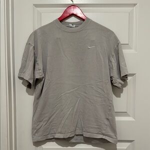 Nike men’s Gray Short Sleeve Tee